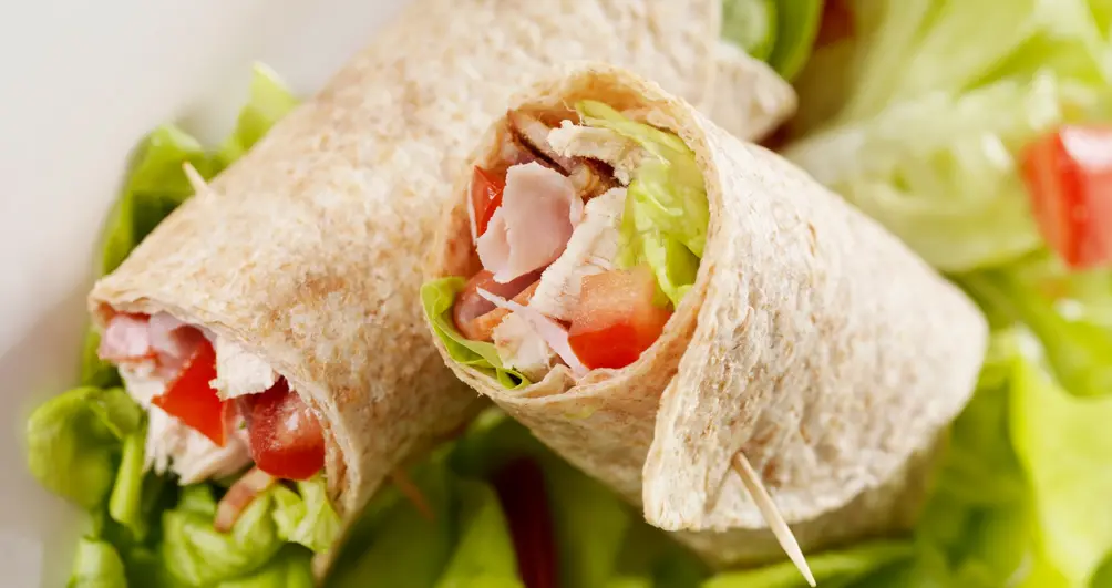 Volkorenwrap met rauwkost en kip