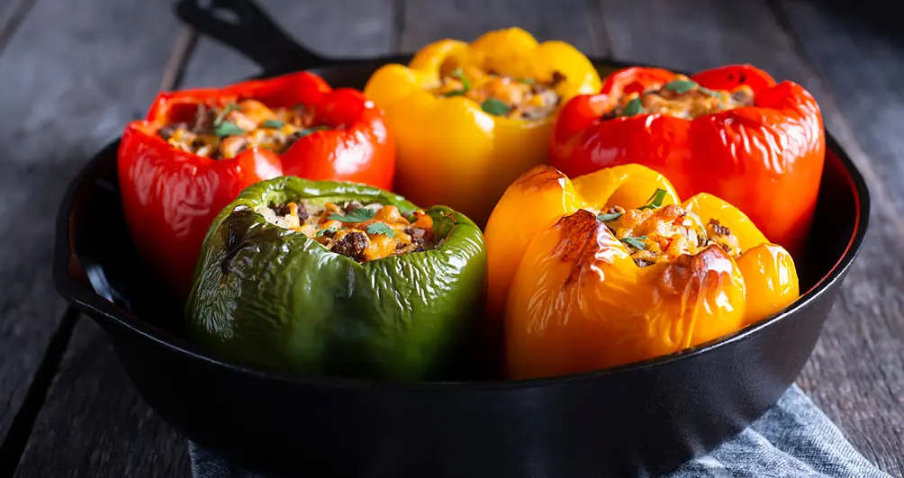 Gevulde paprika met pittig gehakt en groenten