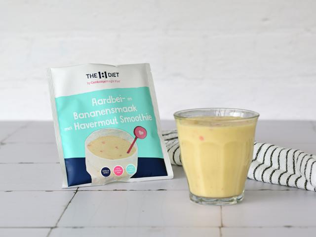 Aardbeien en bananensmaak havermout smoothie